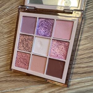 Huda Beauty Nude light eyeshadow palette
